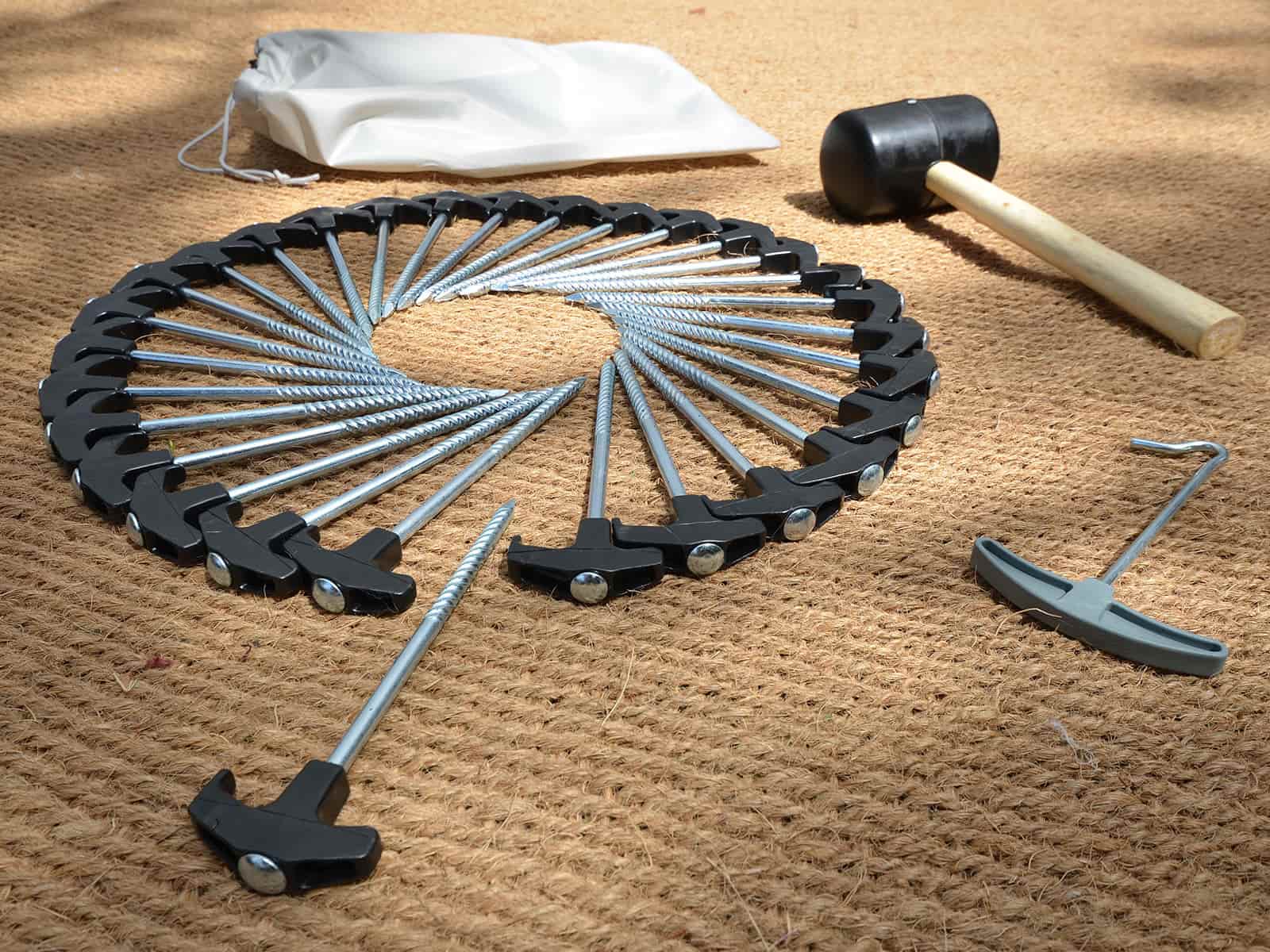 30 heavy duty tent pegs mallet and peg puller