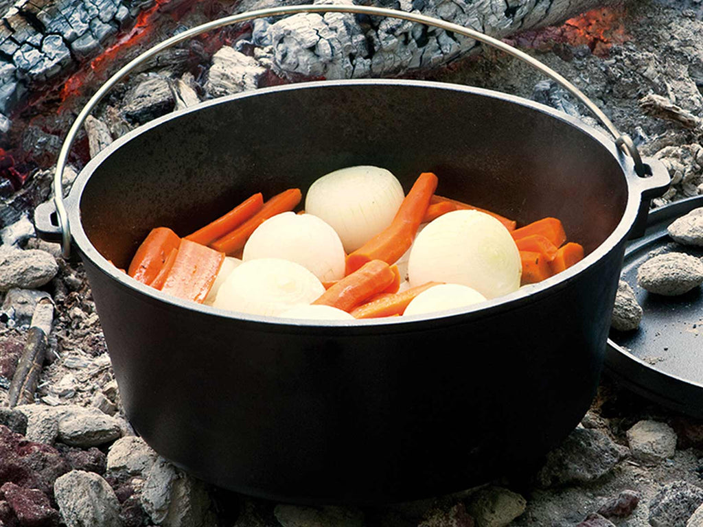 Cooking in an open fire with a dutch oven