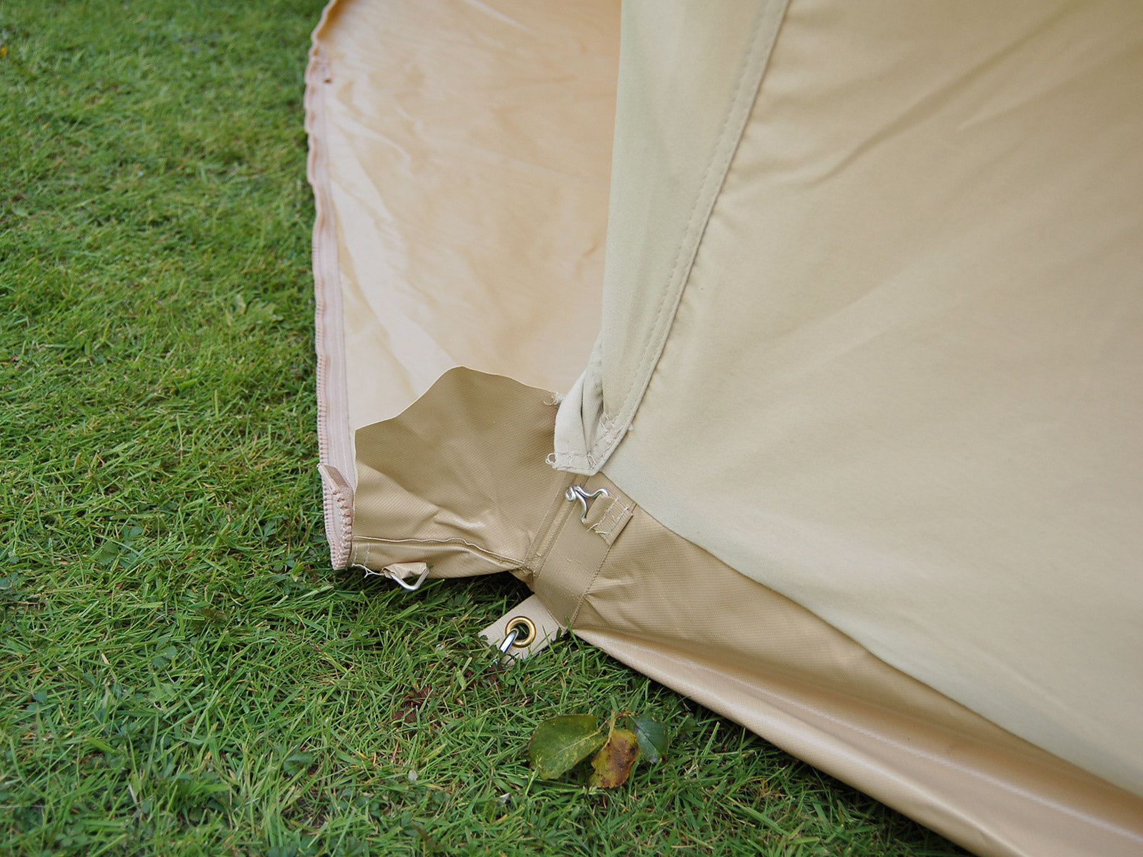 3m deluxe bell tent sewn in groundsheet and entrance flap feature