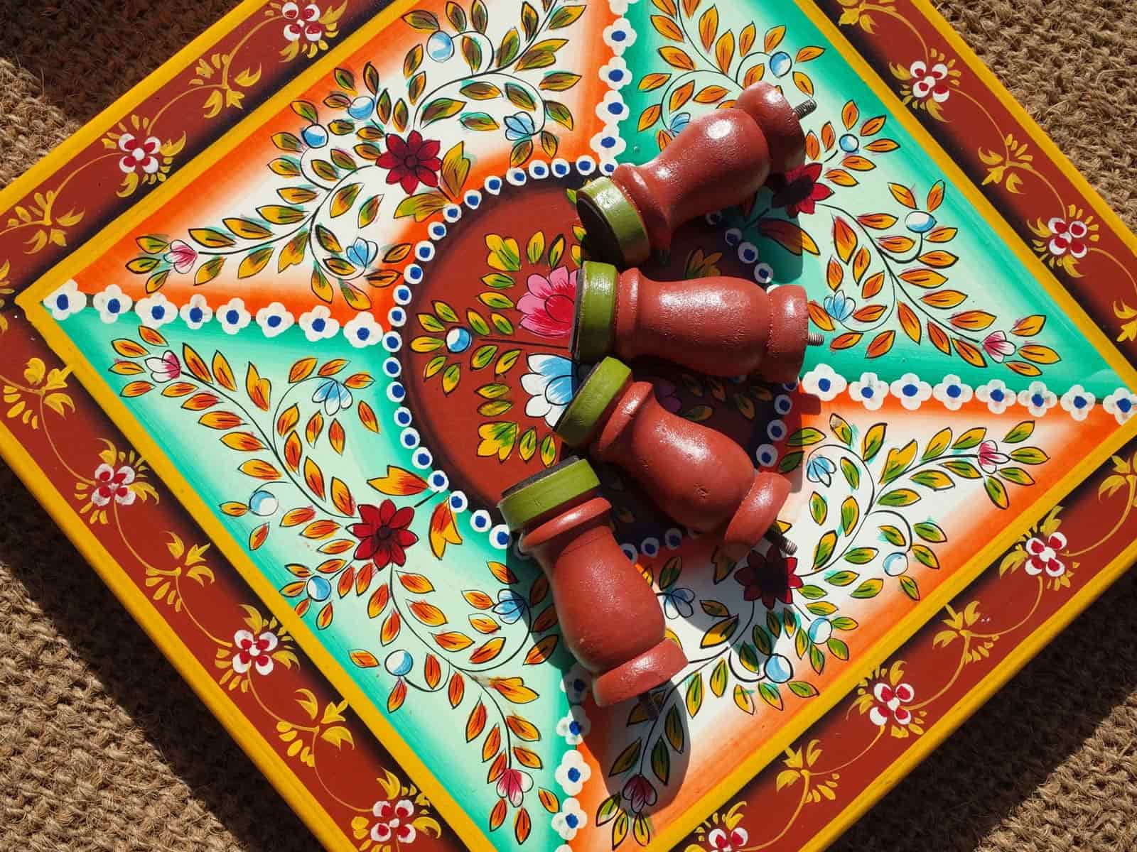 Portable low table with screw on legs