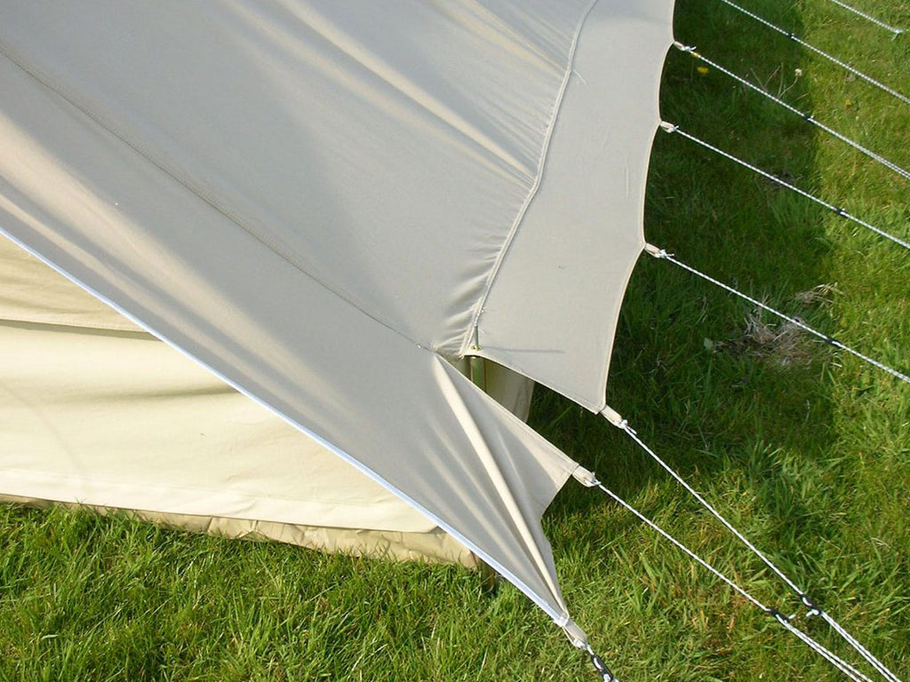 Features an integrated sewn-in bath tub groundsheet